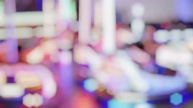 Luna Parkı 'nda dönen Korkunç Çekim Işıklarından Odaklanmamış Bokeh Işıkları