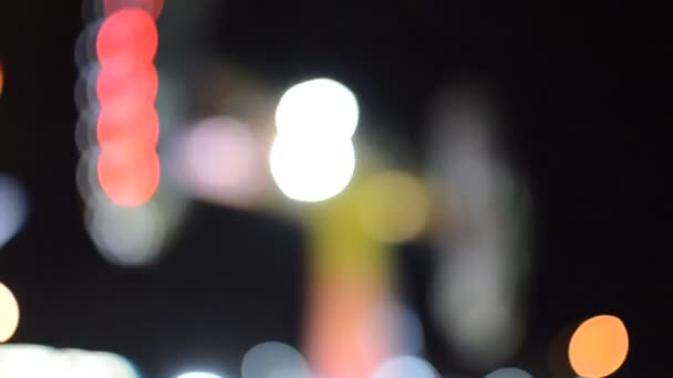 Defocused Bokeh Lights Gemaakt Van Enge Attracties Spinning Luna Park — Stockvideo