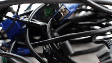 Ağır Bilgisayar Kabloları ve Diğer Bilgisayar Ekipmanları Karmaşıklığı