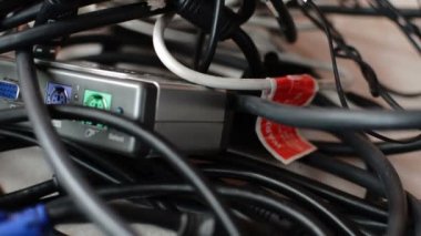 Ağır Bilgisayar Kabloları ve Diğer Bilgisayar Ekipmanları Karmaşıklığı