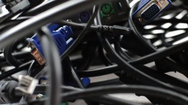 Ağır Bilgisayar Kabloları ve Diğer Bilgisayar Ekipmanları Karmaşıklığı