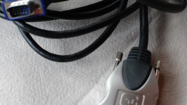 Mess lourd de câbles informatiques et d'autres équipements informatiques