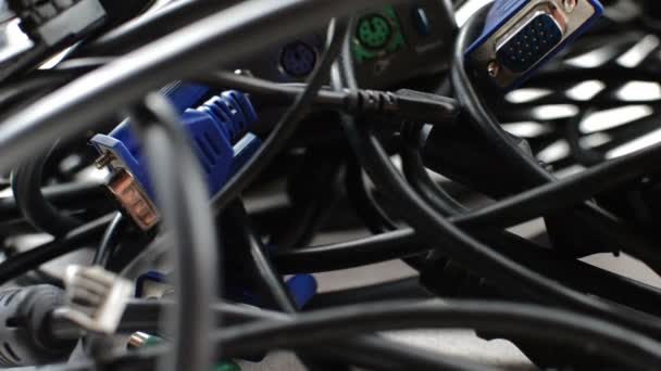 Mess lourd de câbles informatiques et d'autres équipements informatiques