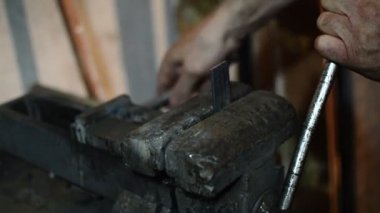 Metal Plaka ile Kapatma Mengenesi
