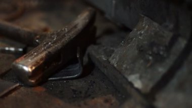 Eski Aletlerin Kapanışı. Eski Paslı Çekiç ve Demir Çarşafın Üzerinde Kerpeten