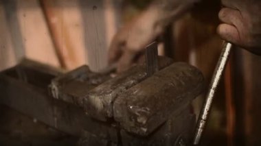 Metal Plaka ile Kapatma Mengenesi
