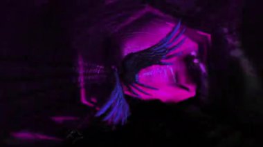 Ölüm meleğinin animasyonu ellerinde kılıçlarla