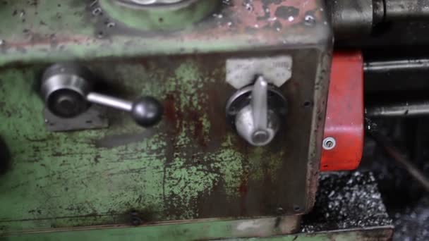 Close Drehmaschine Und Metallspäne Links Auf Der Maschine — Stockvideo