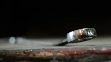 Masada makasın aşırı yakın görüntüsü yatar