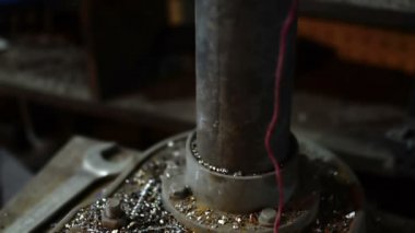 Makinede kalan metal talaşlarının görünümünü kapat ve arkaplanda ingiliz anahtarı