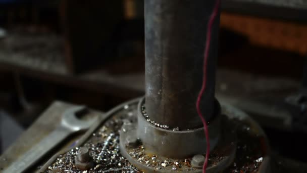 Makinede Kalan Metal Talaşlarının Görünümünü Kapat Arkaplanda Ingiliz Anahtarı — Stok video