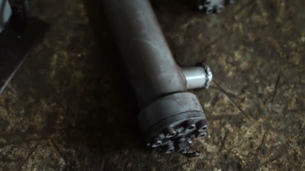 Close Tiro Parte Máquina Metal Jazem Mesa — Vídeo de Stock