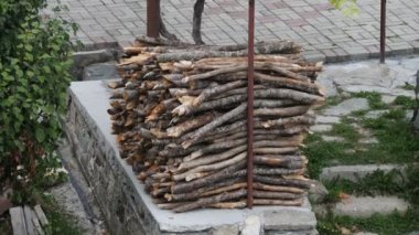 Kış için hazırlanmış odun yığını