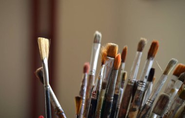 Bir Boya Brüsünü Kapat