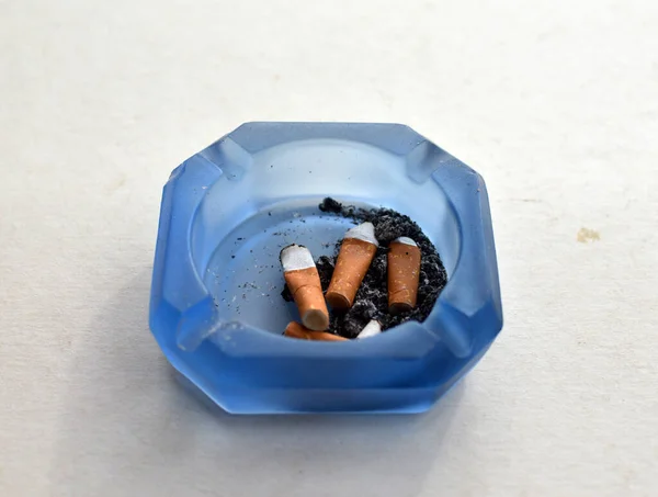 Сигарети Попелом Скляній Попі — стокове фото
