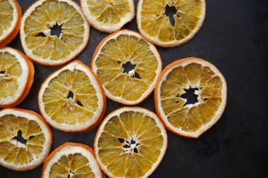 koyu arka plan üzerinde Kuru portakal dilimleri