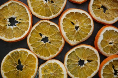 arka plan koyu arka plan üzerinde Kuru portakal dilimleri