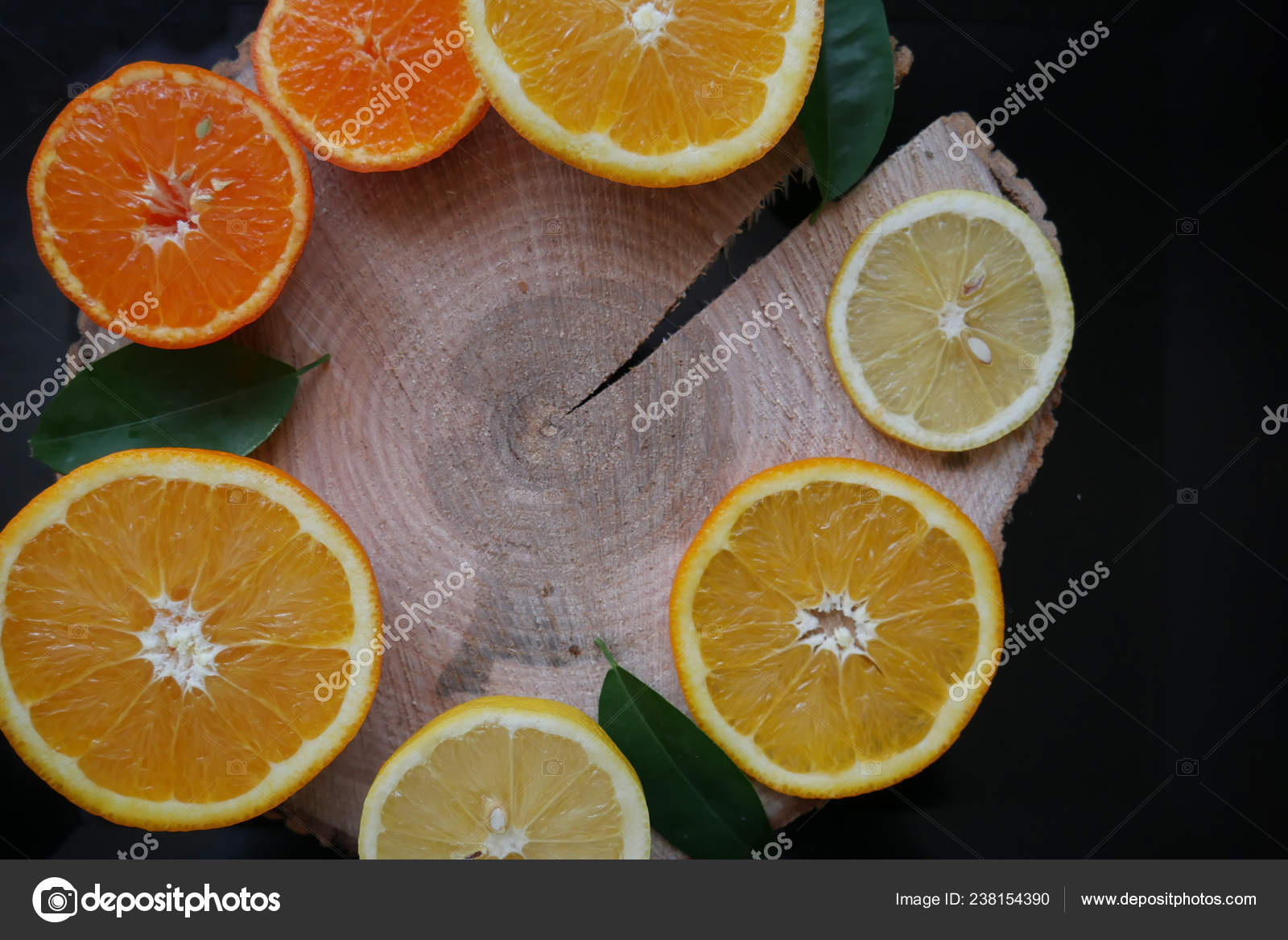 木製のこぎりでスライスされたオレンジとみかんカット 黒い背景に ストック写真 C Egor 16