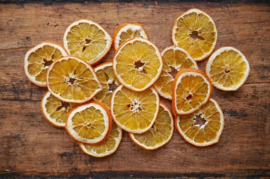 Ahşap arka plan üzerinde Kuru portakal dilimleri