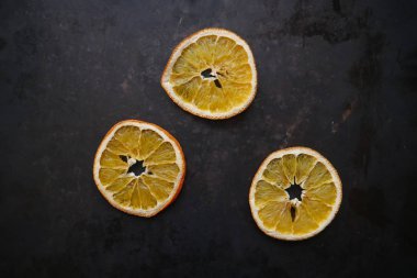 koyu arka plan üzerinde Kuru portakal dilimleri