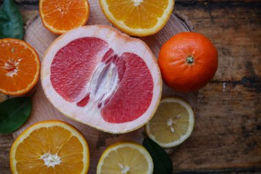 Greyfurt, portakal, mandalina, limon, Ahşap testere üzerinde dilimlenmiş