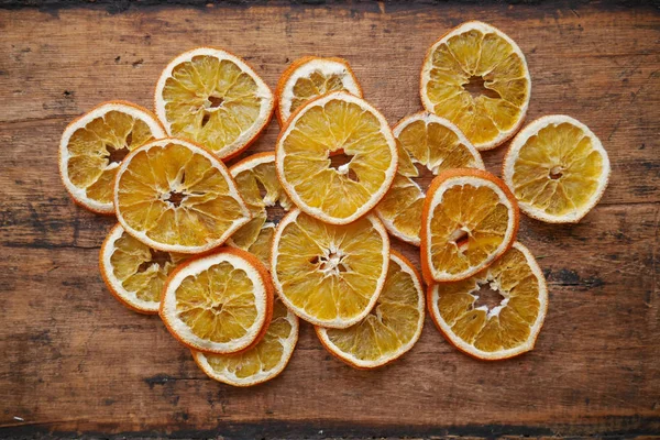 Ahşap arka plan üzerinde Kuru portakal dilimleri