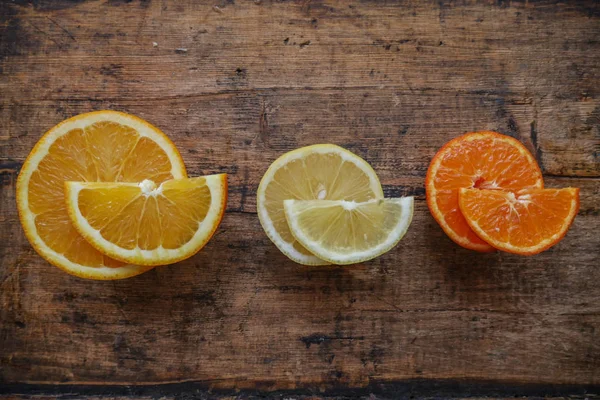 Yarım kesilmiş ve dizilmiş Taze narenciye meyve