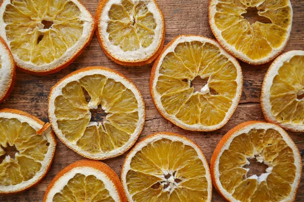 ahşap arka plan üzerinde Kuru portakal dilimleri