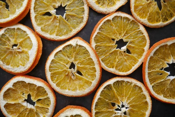 arka plan koyu arka plan üzerinde Kuru portakal dilimleri