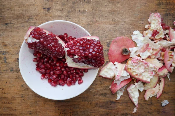 Sliced Pomegranate Pomegranate Fruits White Plate Peel Pomegranate Wooden Background — Stock Photo, Image
