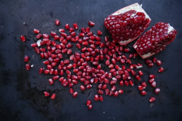 Kırmızı suyu nar nar meyve koyu arka plan üzerinde 