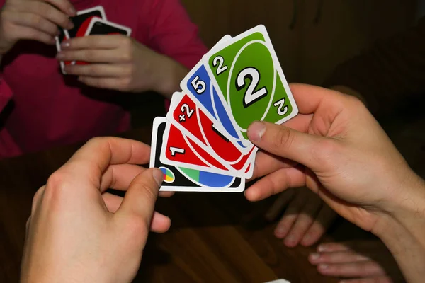 Karten Uno Der Hand Kartenspiel Gesellschaft Von Freunden Spielt Uno — Stockfoto