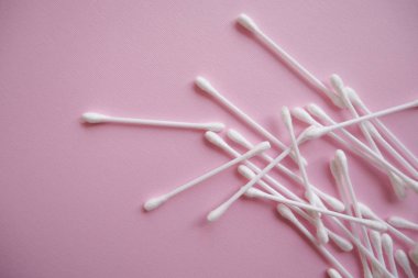 Plastik pamuk tomurcukları rastgele bir pembe dağılmış