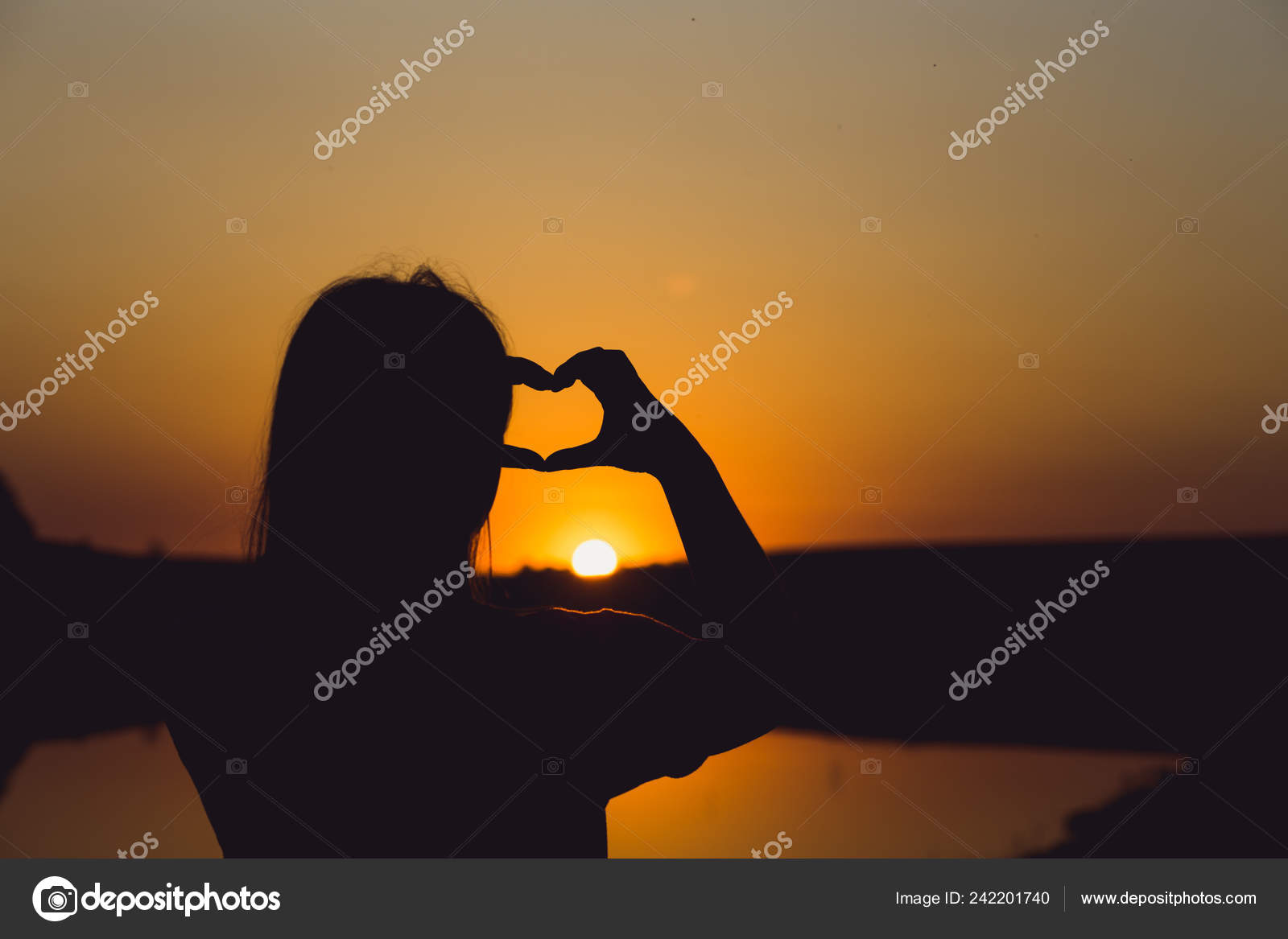 Montre Fille Coeur Avec Les Doigts Au Coucher Du Soleil Se