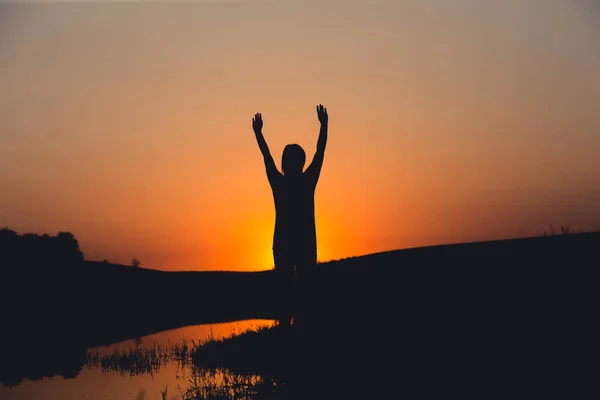 Girl Thanksgiving thank God on the sunset — Stock Photo, Image