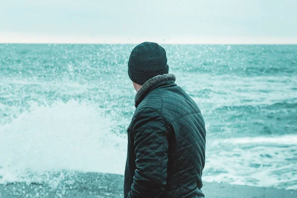 denizde ceket giyen görünüyor