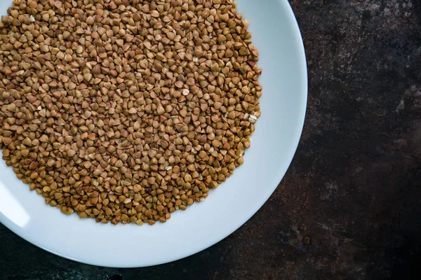 Karabuğday koyu arka plan üzerine bir tabak içinde.