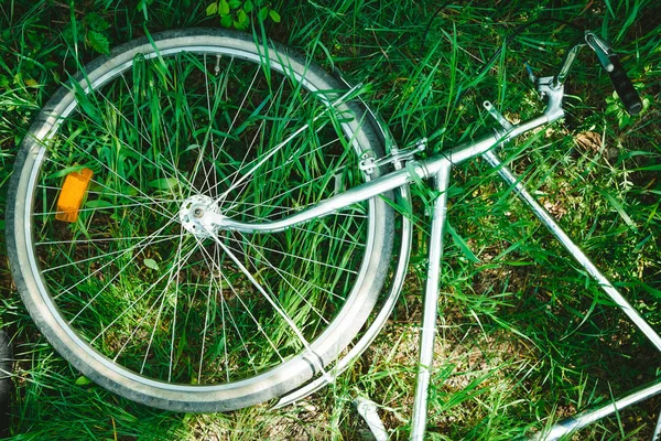 Widok z góry na dół rower w trawie — Zdjęcie stockowe