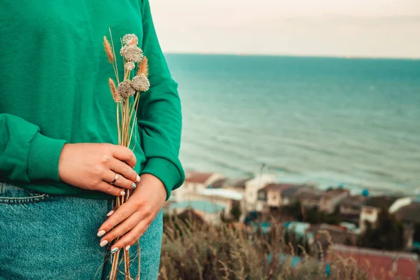 yeşil bir arka plan üzerinde kuru ot