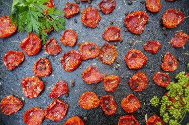 Domatesler fırın tepsisinde kurutulur. Hazırlanmis kurutulmuş domates