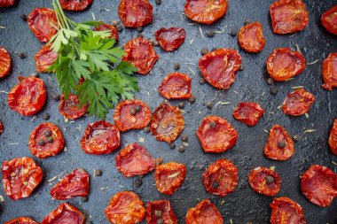 Domatesler fırın tepsisinde kurutulur. Hazırlanmis kurutulmuş domates