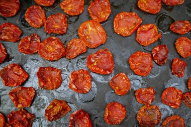 Domatesler fırın tepsisinde kurutulur. Hazırlanmis kurutulmuş domates