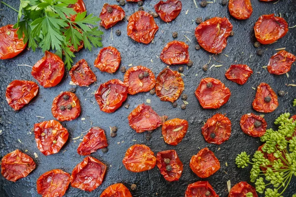 Domatesler fırın tepsisinde kurutulur. Hazırlanmis kurutulmuş domates