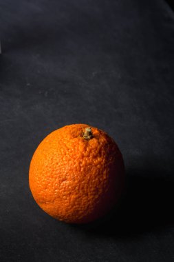 Kirli kara tahta arka plan üzerinde turuncu