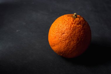 Kirli kara tahta arka plan üzerinde turuncu