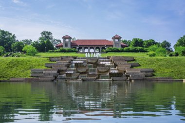 Dünya Fuar Pavyonu'nda yaz sabahı erken saatlerde. İngiliz mimar Henry Wright tarafından tasarlanan, Forest Park bulunan, Saint Louis, Missouri.