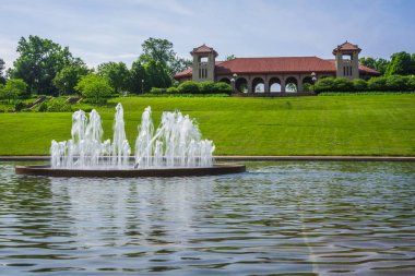 Dünya Fuar Pavyonu'nda yaz sabahı erken saatlerde. İngiliz mimar Henry Wright tarafından tasarlanan, Forest Park bulunan, Saint Louis, Missouri.