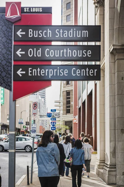 Сент-Луис, Миссури 4-10-2019- США, Sign направление групп людей в различные места на оживленной улице в центре города . — стоковое фото