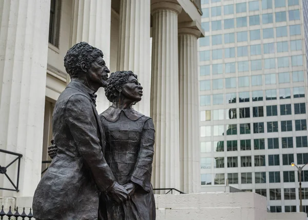 Сент-Луис, Миссури 4-10-2019- США, Статуя бывшего раба Дреда и Харриет Скотт подали в суд за свободу в этом здании суда, предлагая теперь экскурсии и исторические экспонаты . — стоковое фото