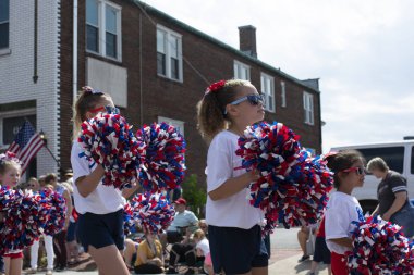 Saint Charles, Missouri 7-4-2019 -Abd, Bağımsızlık günü geçit töreni, vatansever palmiye ile genç cheelearders.